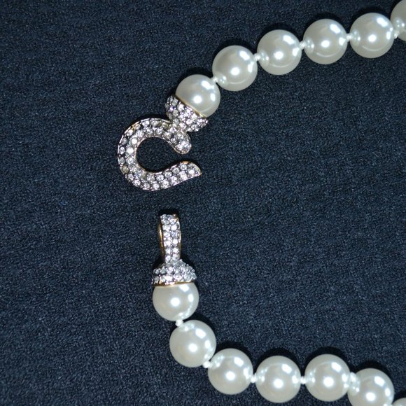 Stunning 32" Pearl Necklace & Rhinestone Closure - Picture 4 of 7